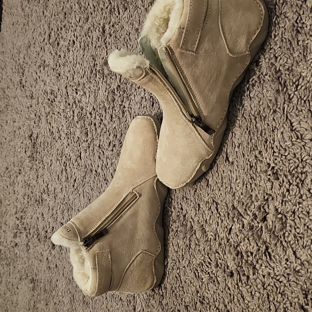 DBeck fur lined bootie for women Size 6, fits like a 5. New